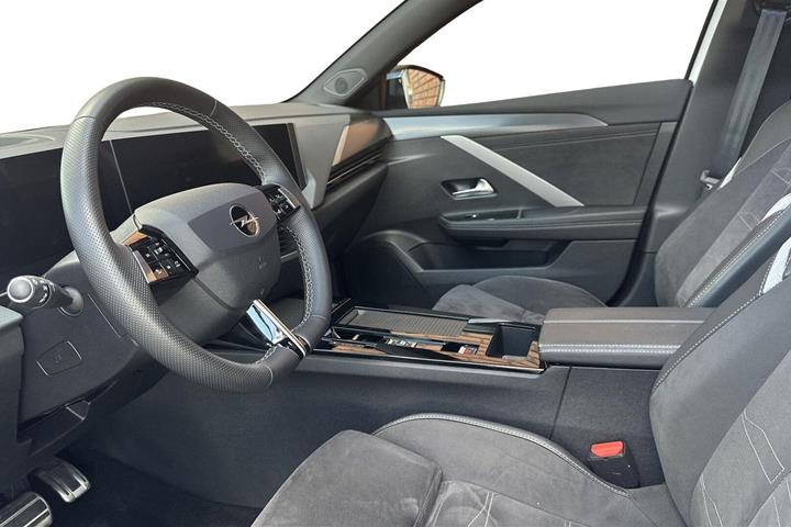 Hvid Opel Astra-e fra 2024