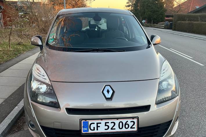 Beige Renault Grand Scénic fra 2011