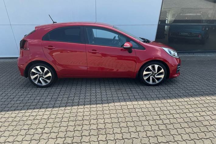 Rød Kia Rio fra 2017