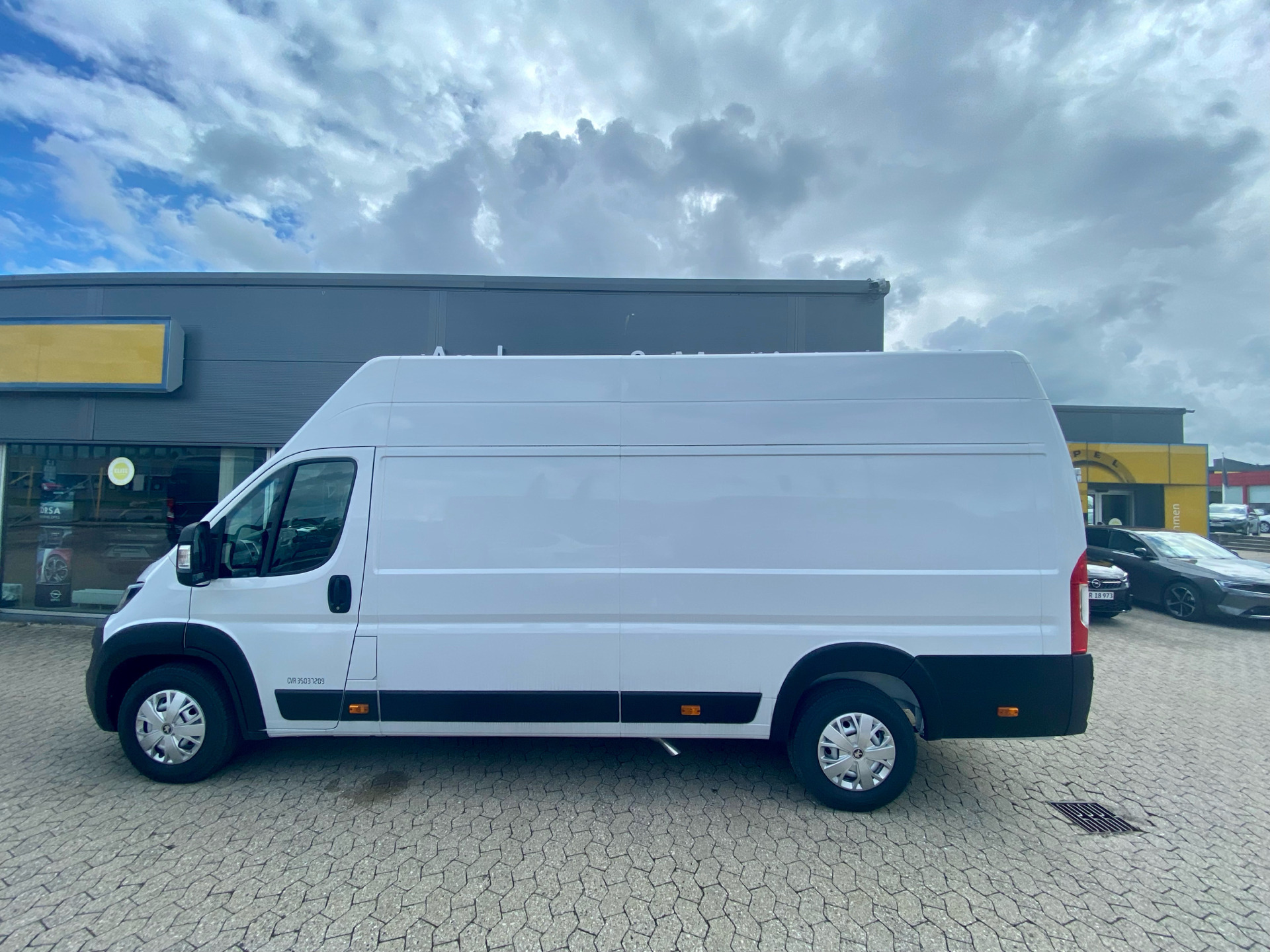 Hvid Peugeot Boxer fra 2023