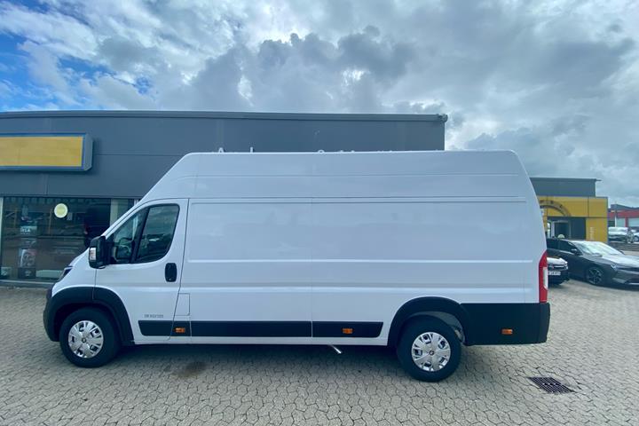 Hvid Peugeot Boxer fra 2023