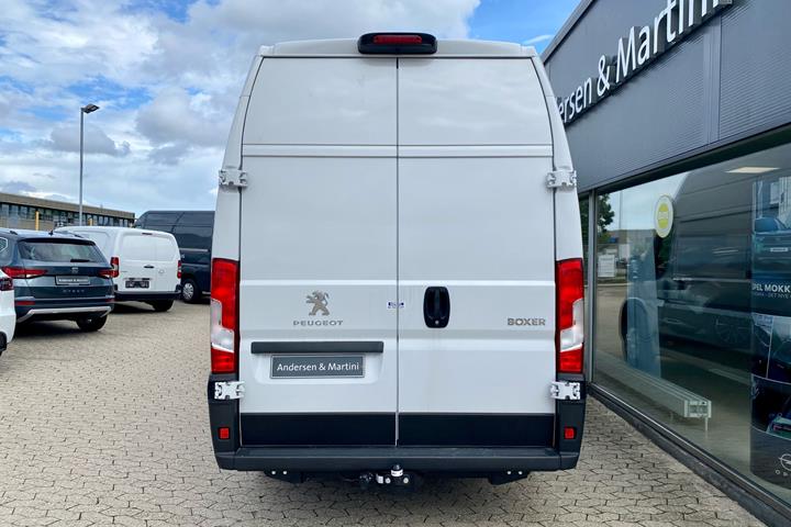 Hvid Peugeot Boxer fra 2023