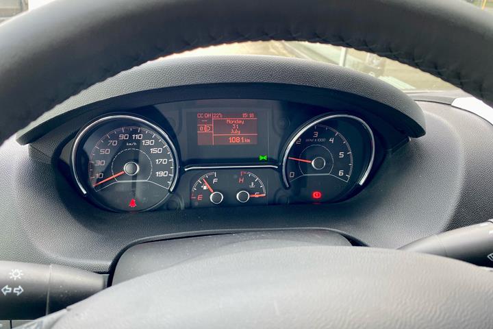 Hvid Peugeot Boxer fra 2023