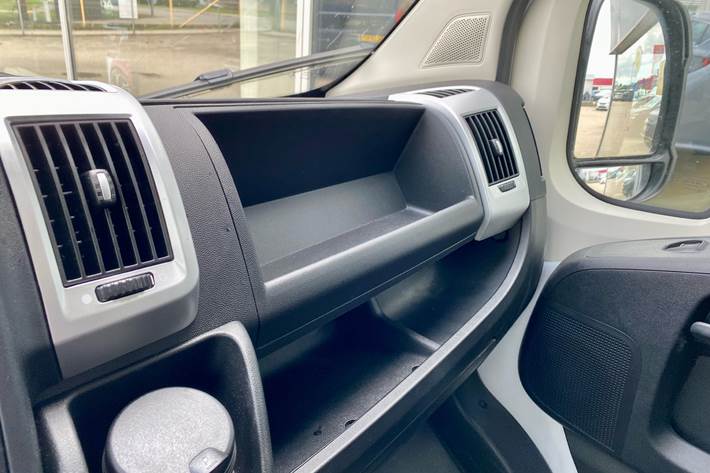 Hvid Peugeot Boxer fra 2023