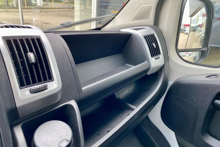 Hvid Peugeot Boxer fra 2023