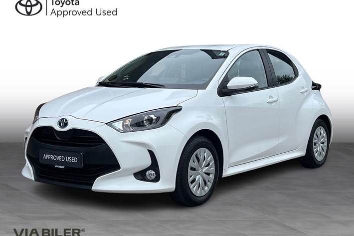 Hvid Toyota Yaris fra 2024 set udefra