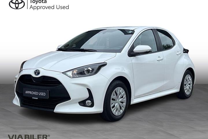 Hvid Toyota Yaris fra 2024 set udefra