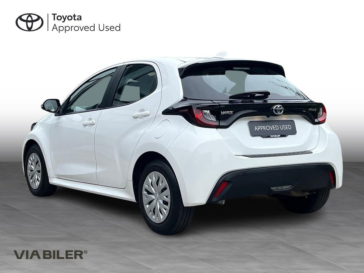 Hvid Toyota Yaris fra 2024