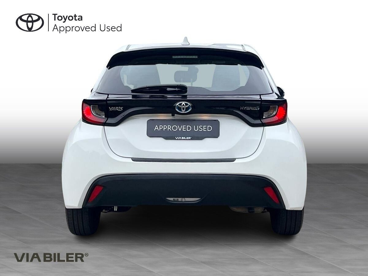 Hvid Toyota Yaris fra 2024