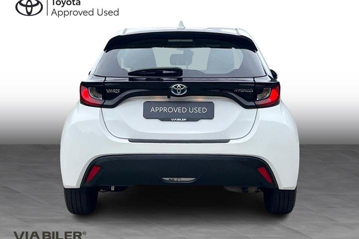 Hvid Toyota Yaris fra 2024