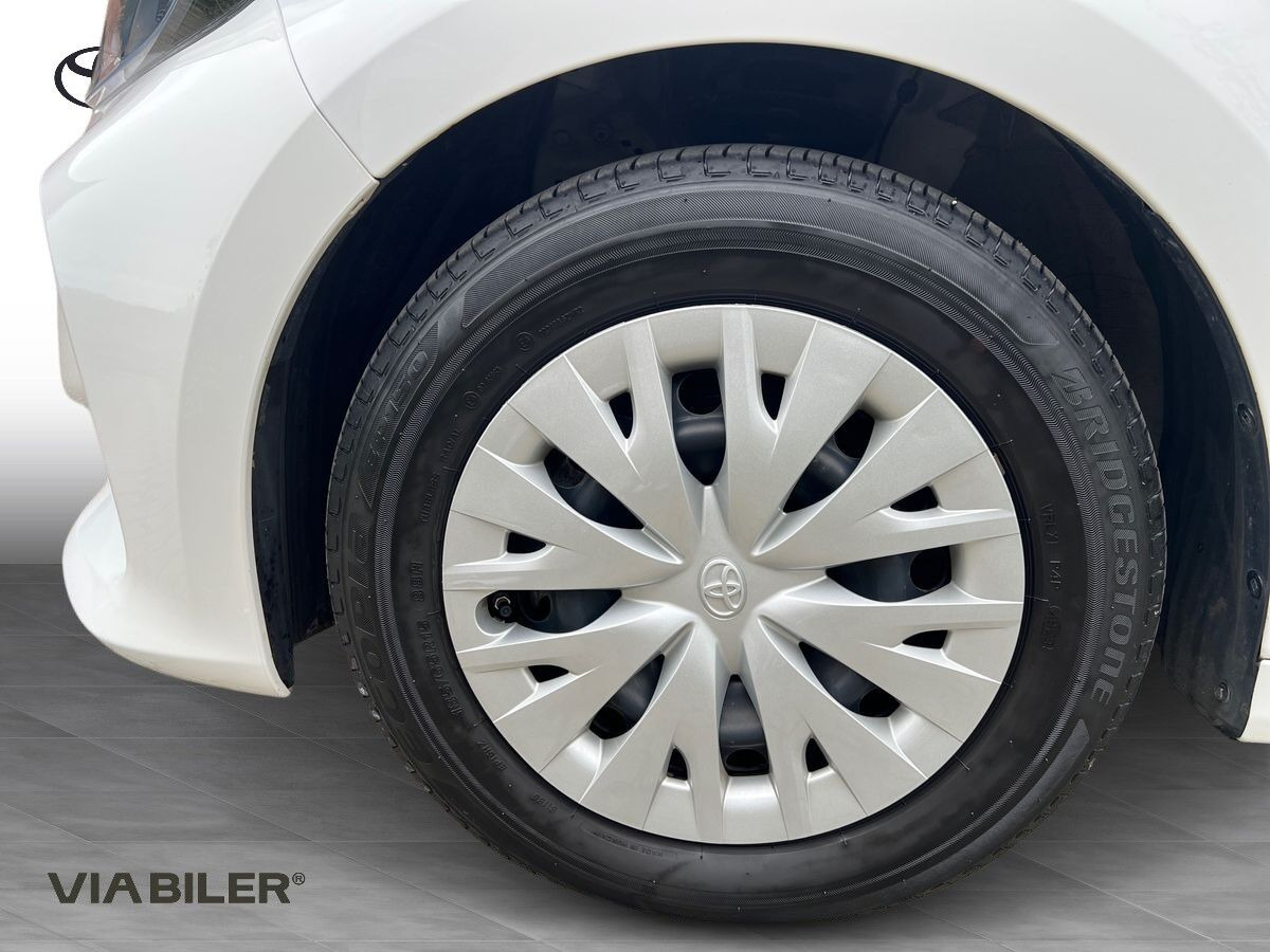 Hvid Toyota Yaris fra 2024