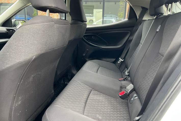 Hvid Toyota Yaris fra 2024