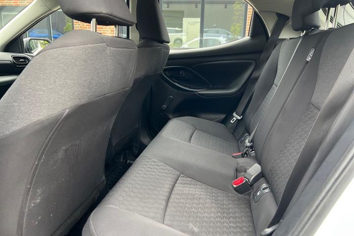 Hvid Toyota Yaris fra 2024