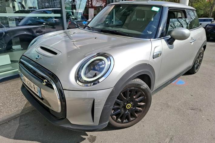 Sølv Mini Cooper SE fra 2023 set udefra