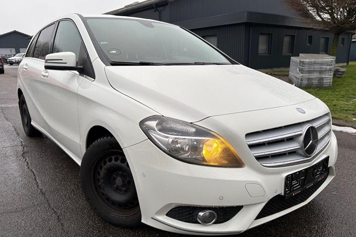 Hvid Mercedes B160 d fra 2015 set udefra