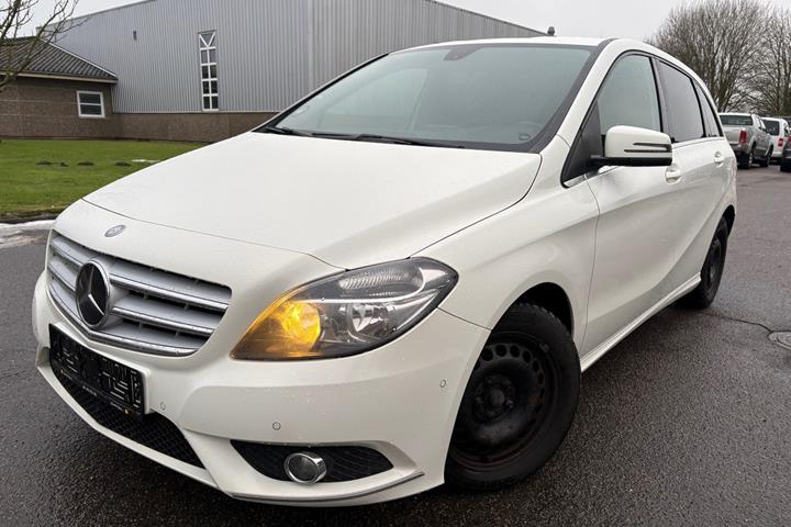 Hvid Mercedes B160 d fra 2015 set udefra
