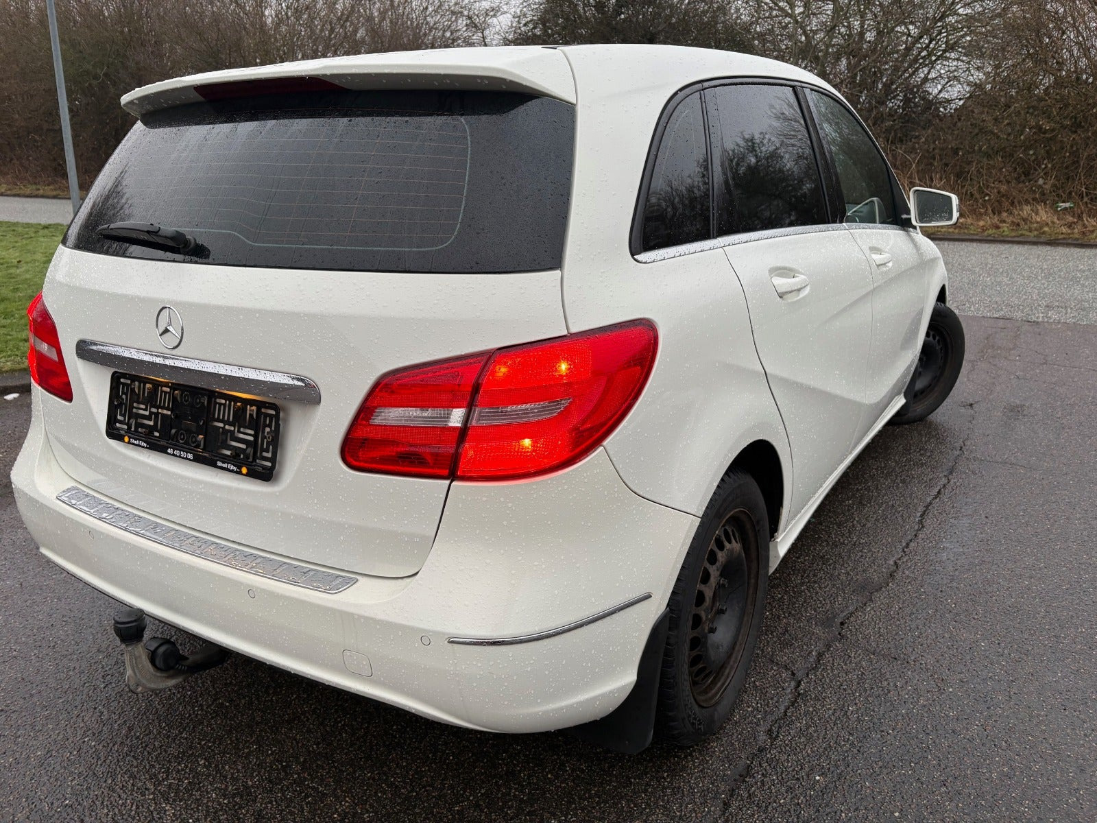 Hvid Mercedes B160 d fra 2015 set udefra
