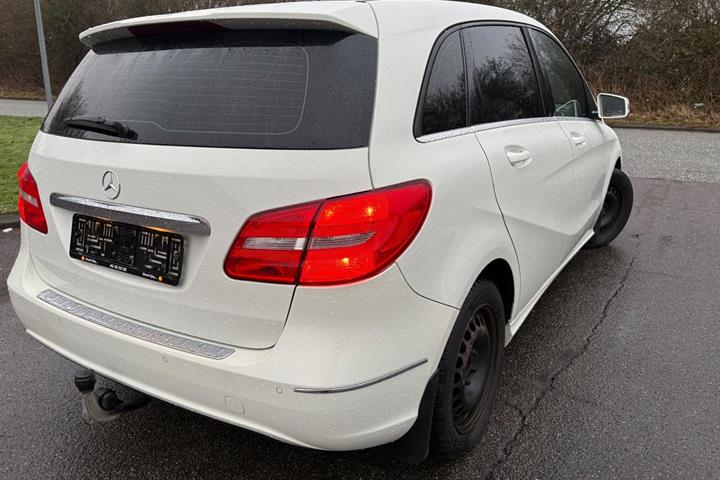 Hvid Mercedes B160 d fra 2015 set udefra