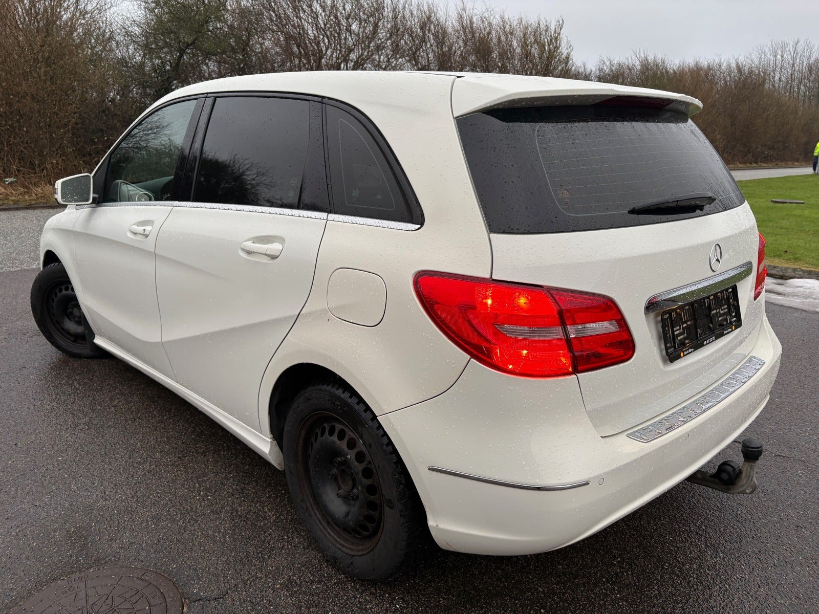 Hvid Mercedes B160 d fra 2015 set udefra