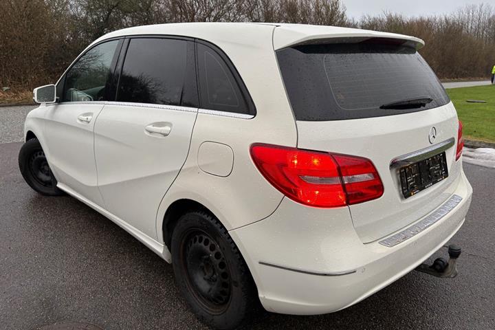 Hvid Mercedes B160 d fra 2015 set udefra