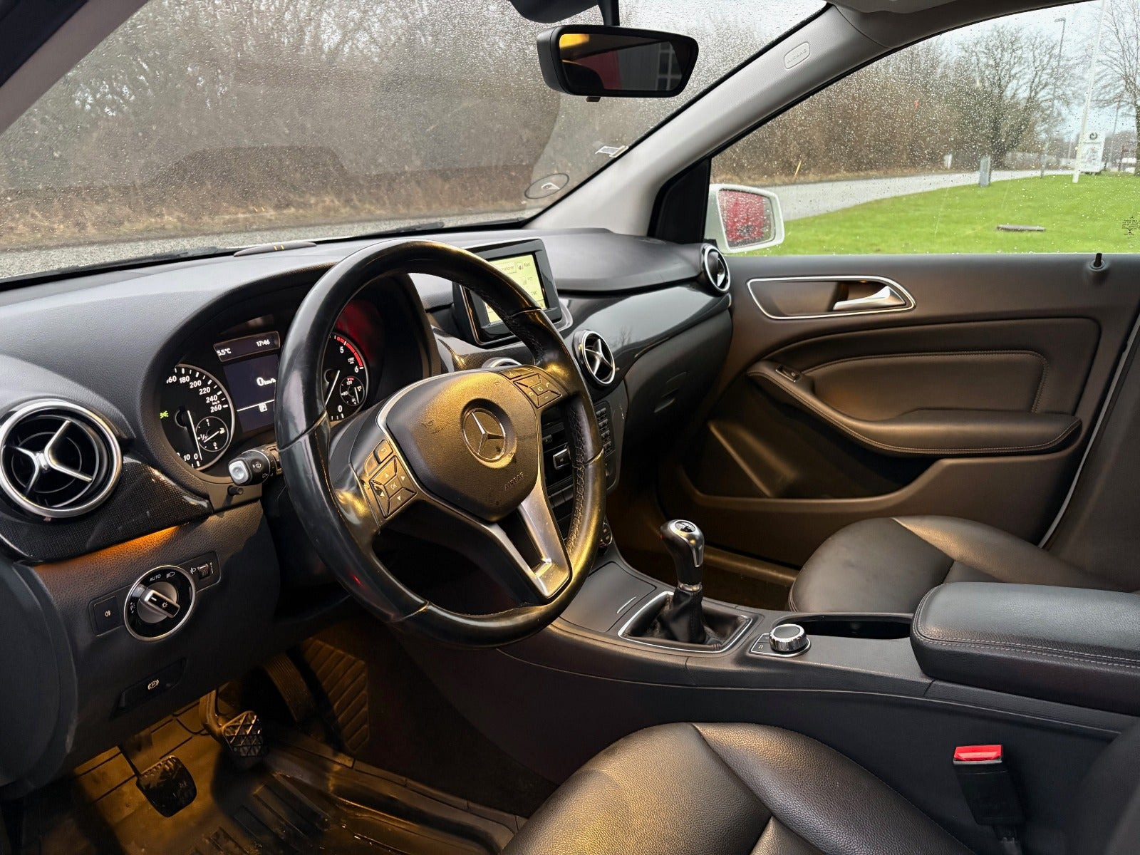 Hvid Mercedes B160 d fra 2015 set indefra