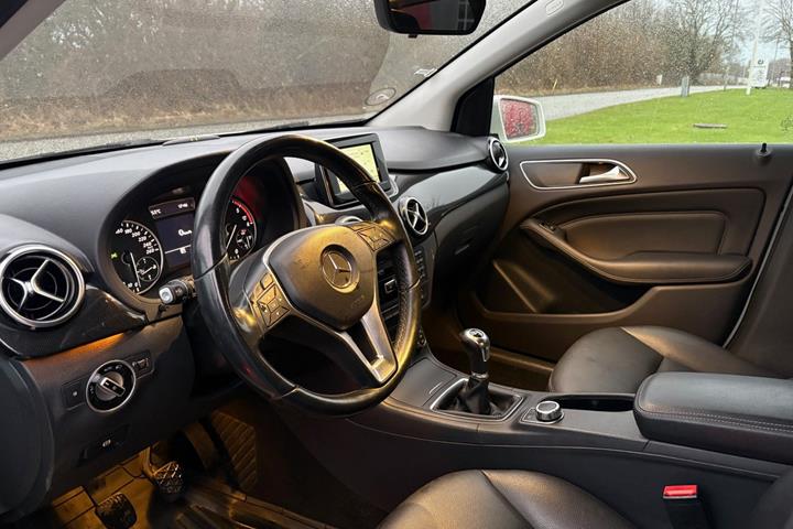 Hvid Mercedes B160 d fra 2015 set indefra