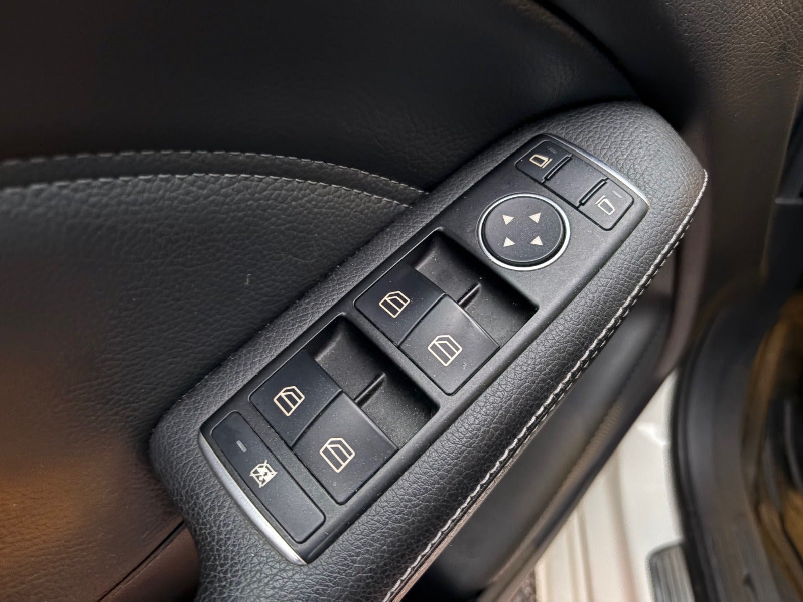 Hvid Mercedes B160 d fra 2015 set indefra