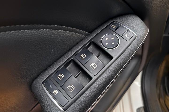 Hvid Mercedes B160 d fra 2015 set indefra