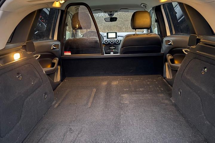 Hvid Mercedes B160 d fra 2015 set indefra