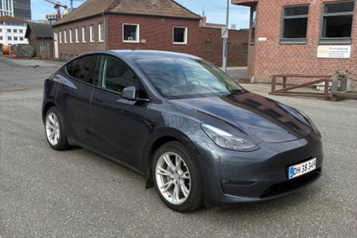 Grå Tesla Model Y fra 2021