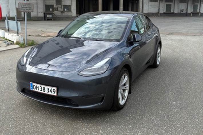 Grå Tesla Model Y fra 2021
