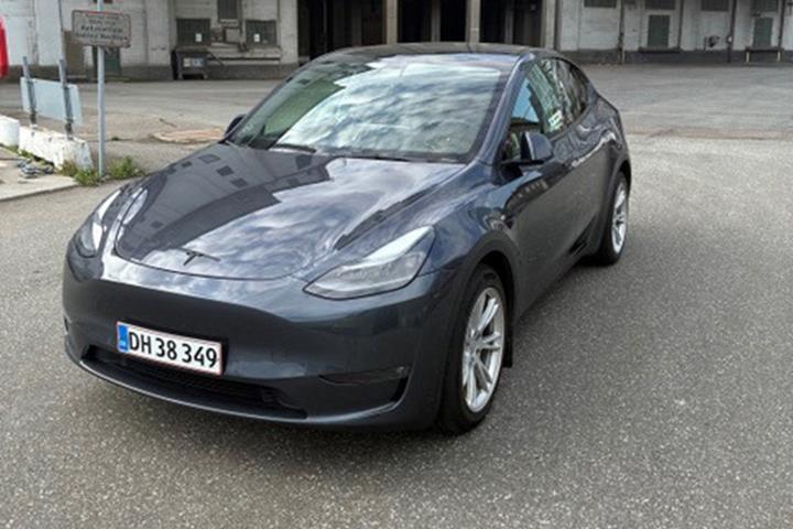 Grå Tesla Model Y fra 2021