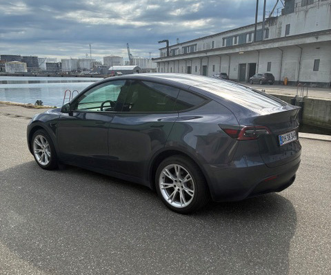 Grå Tesla Model Y fra 2021