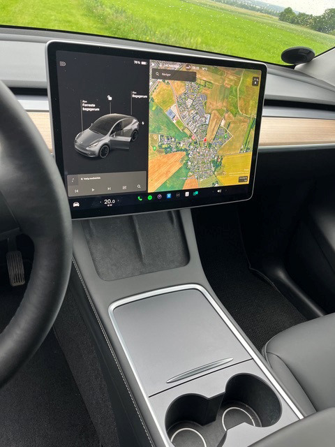 Grå Tesla Model Y fra 2021
