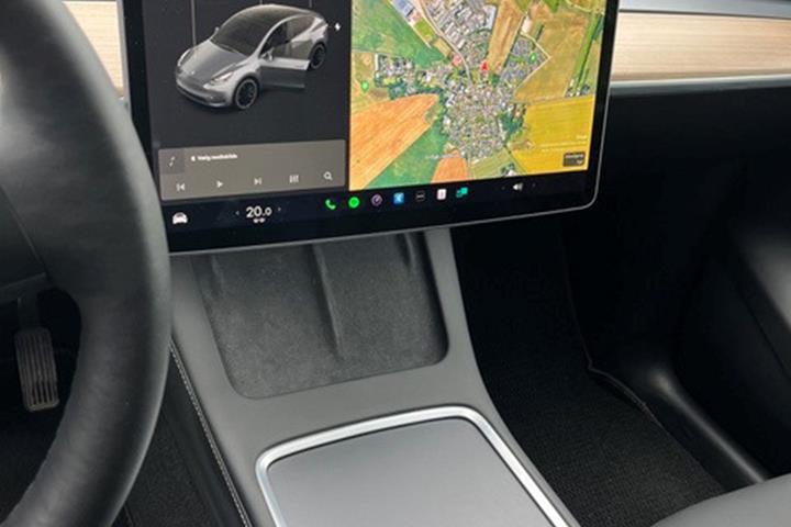 Grå Tesla Model Y fra 2021