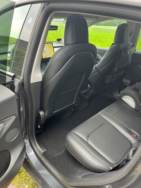 Grå Tesla Model Y fra 2021
