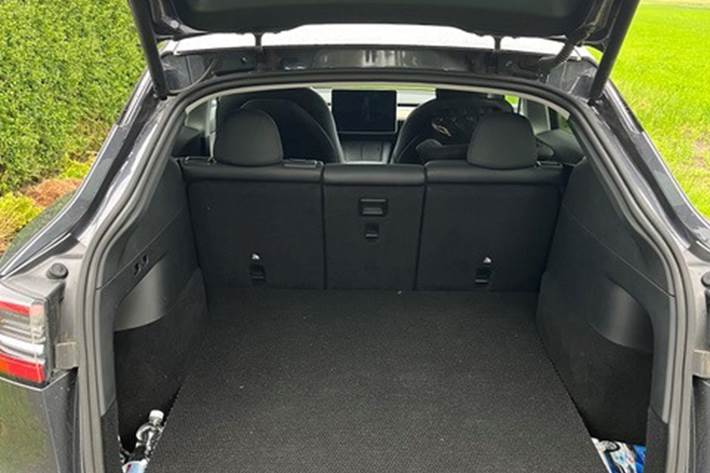 Grå Tesla Model Y fra 2021