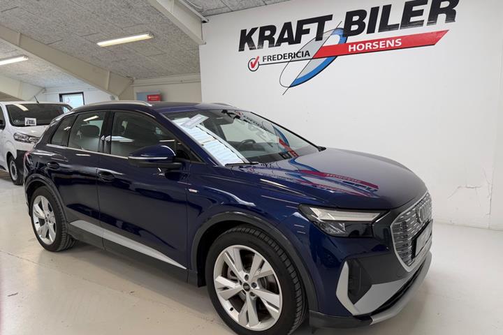 Blå Audi Q4 e-tron fra 2024 set udefra
