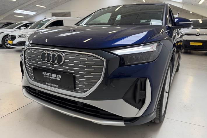 Blå Audi Q4 e-tron fra 2024