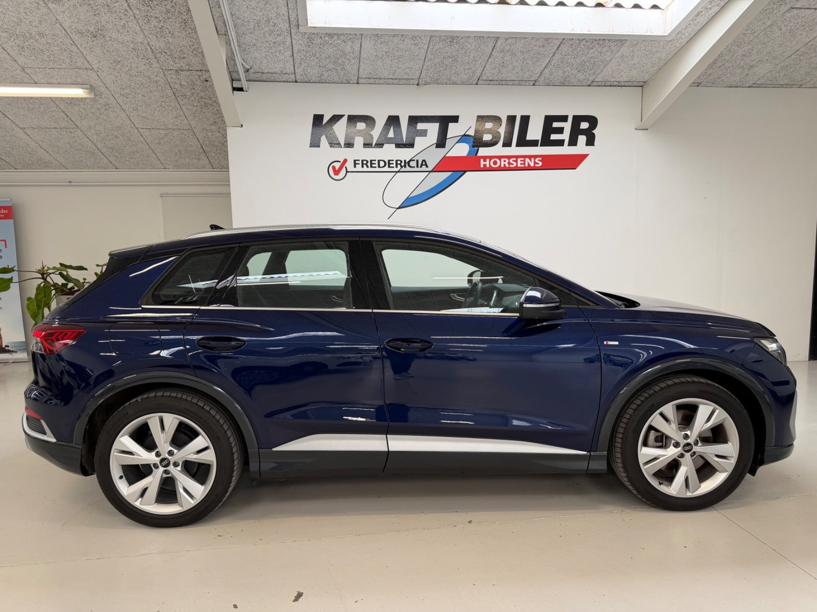 Blå Audi Q4 e-tron fra 2024