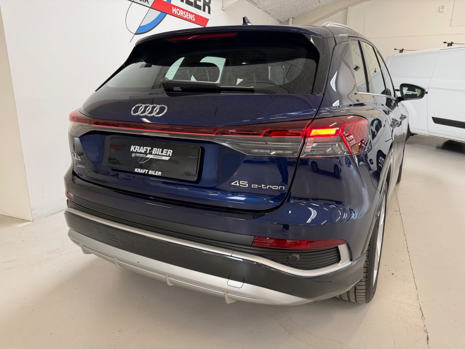 Blå Audi Q4 e-tron fra 2024