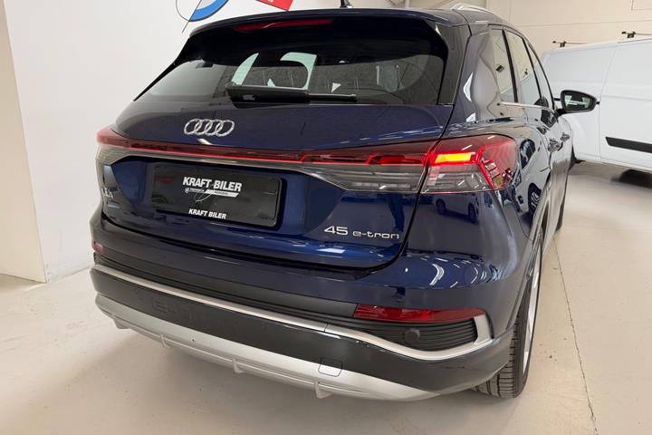 Blå Audi Q4 e-tron fra 2024