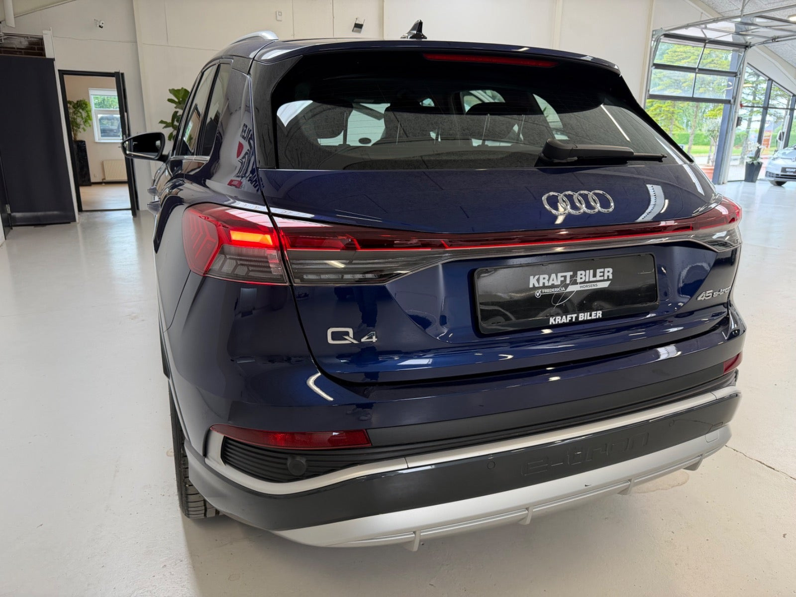 Blå Audi Q4 e-tron fra 2024