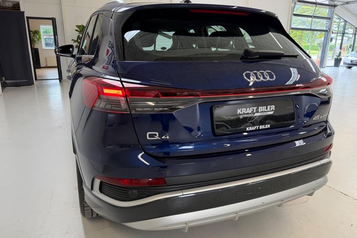 Blå Audi Q4 e-tron fra 2024