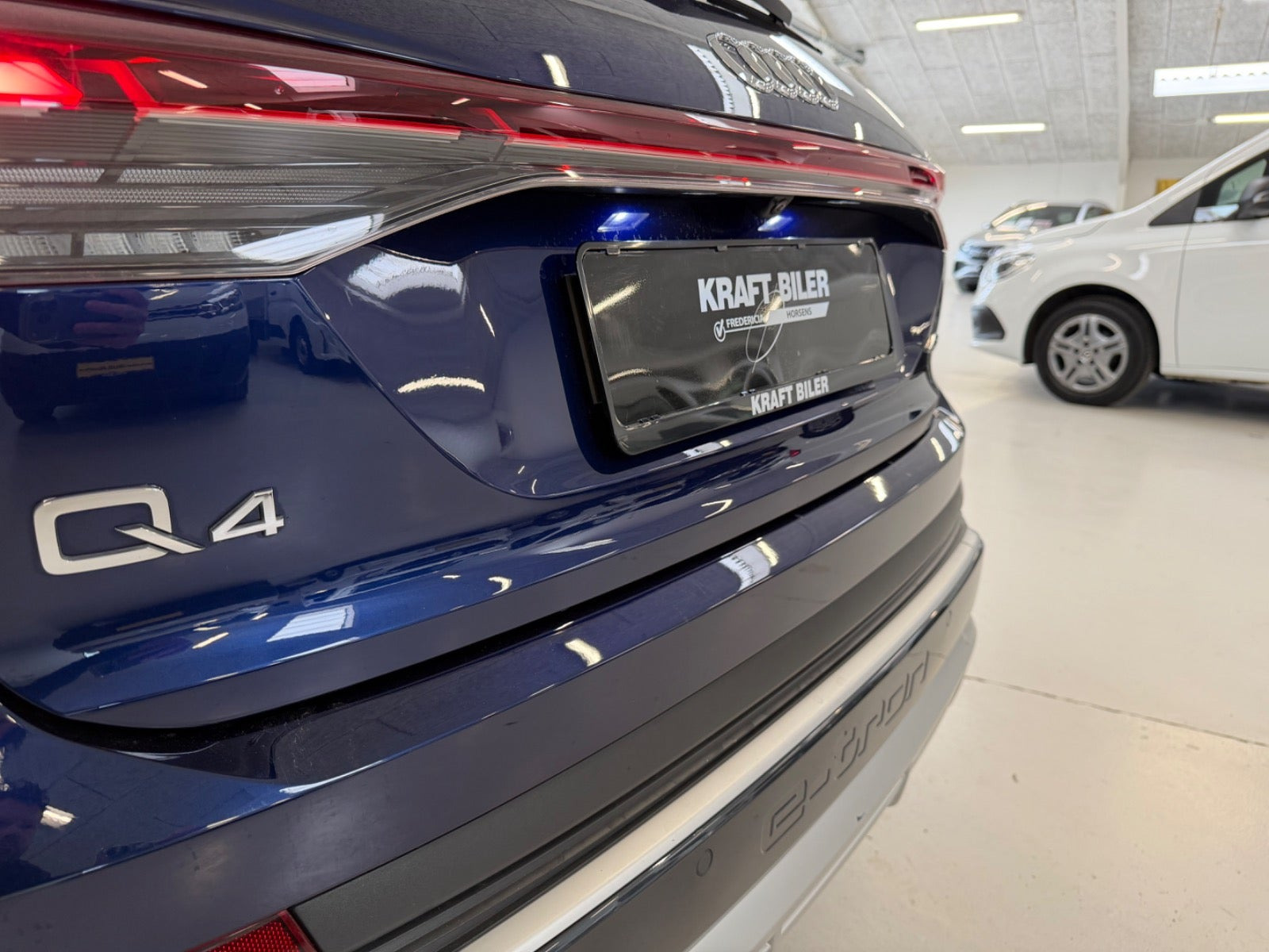 Blå Audi Q4 e-tron fra 2024
