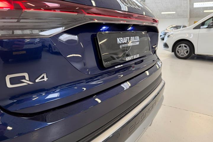 Blå Audi Q4 e-tron fra 2024