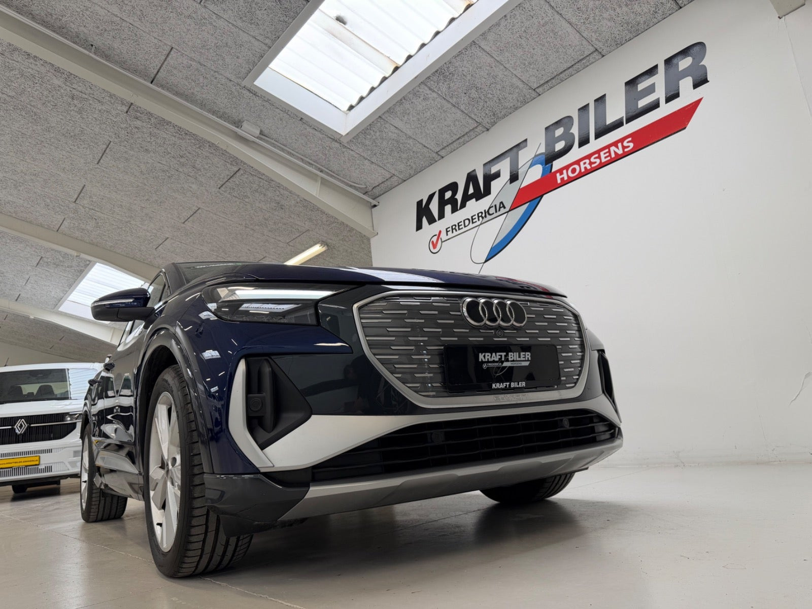 Blå Audi Q4 e-tron fra 2024