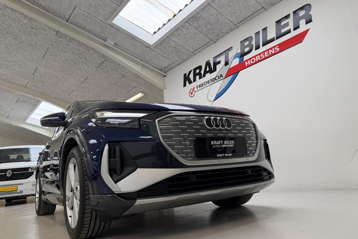 Blå Audi Q4 e-tron fra 2024