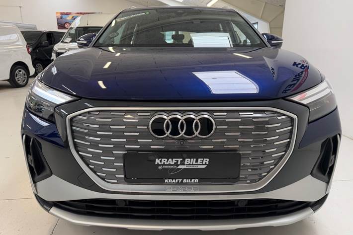 Blå Audi Q4 e-tron fra 2024