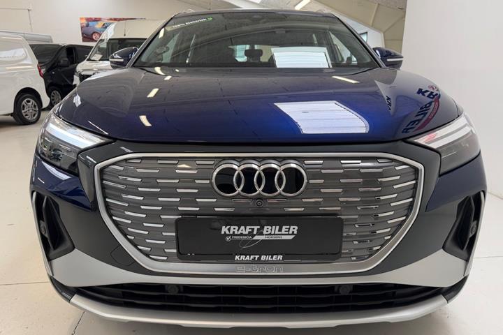 Blå Audi Q4 e-tron fra 2024